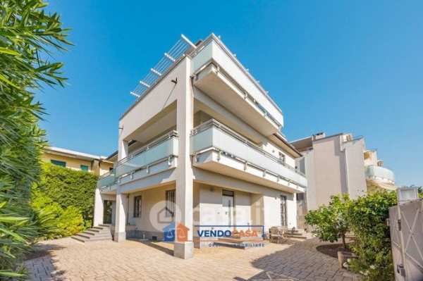 Casa bi/trifamiliare in residenziale in Via Aurelia