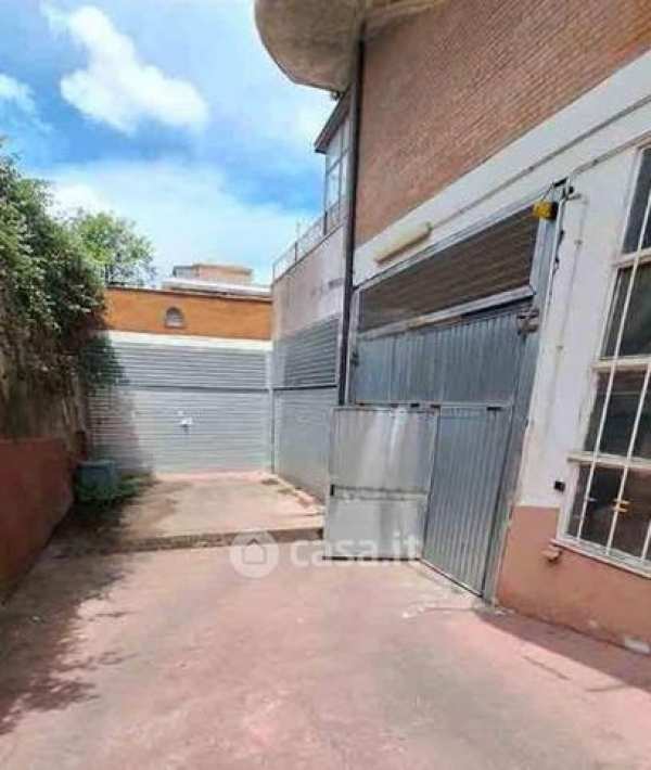 Box/posto auto in residenziale in Via Martino Rota