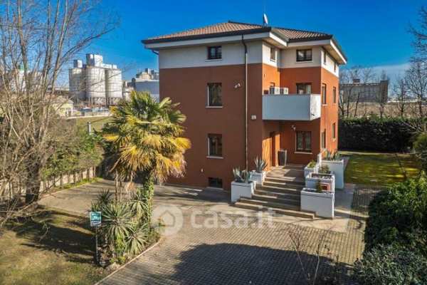 Ufficio in commerciale in 