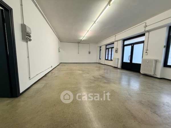 Negozio/locale commerciale in commerciale in Via Aosta 13