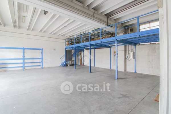 Capannone in commerciale in Via Mandolossa 1