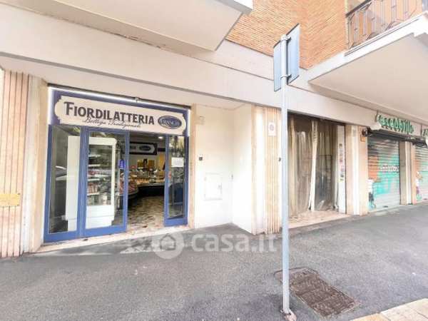 Negozio/locale commerciale in commerciale in Via Tommaso Fortifiocca 72 /74