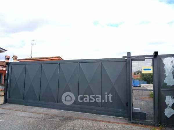 Capannone in commerciale in 