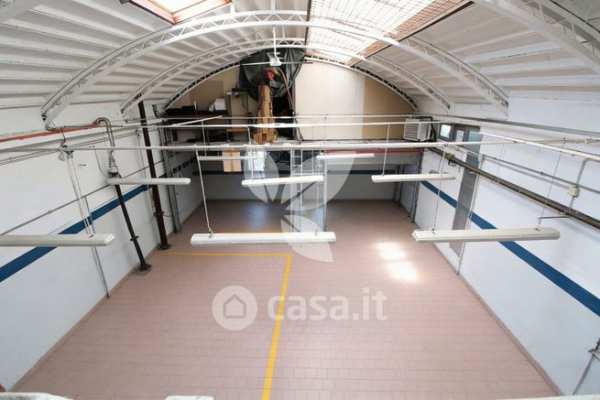 Capannone in commerciale in Via E. Porro