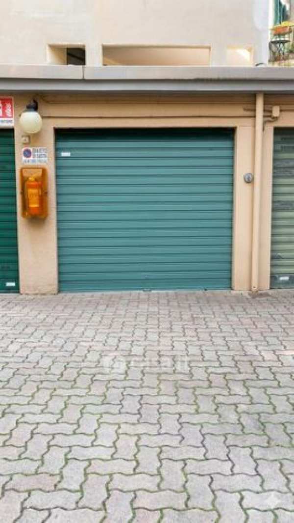 Box/posto auto in residenziale in Via Legnone 56