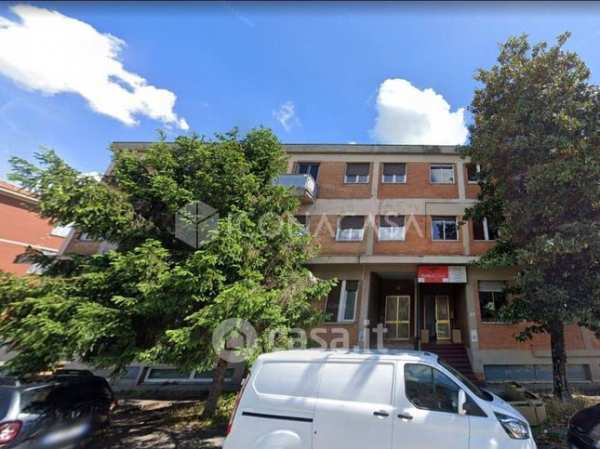 Negozio/locale commerciale in commerciale in Via Caduti di Amola 18 /B