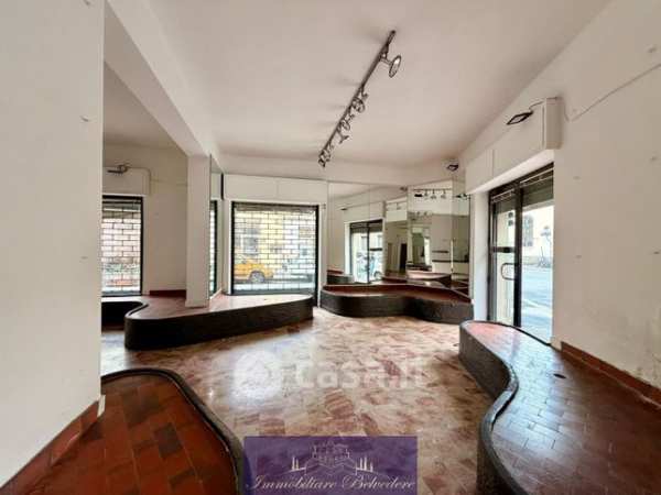 Negozio/locale commerciale in commerciale in Via Pier Capponi