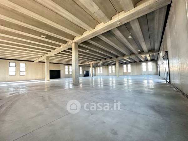 Capannone in commerciale in Via Pignatte