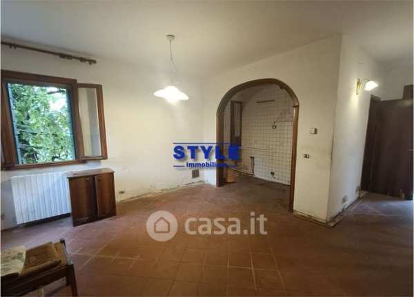 Casa bi/trifamiliare in residenziale in 