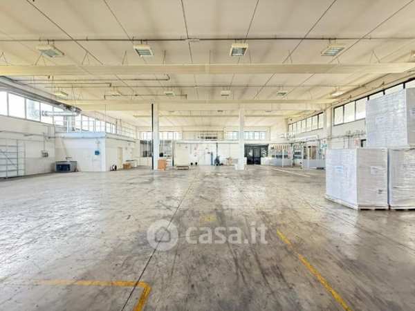 Capannone in commerciale in 