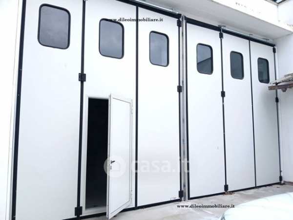 Capannone in commerciale in 