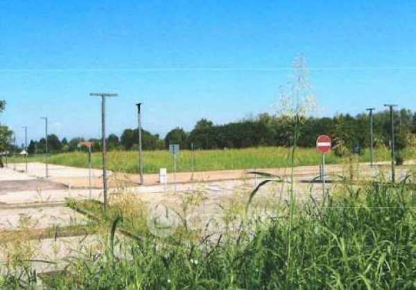 Terreno edificabile in residenziale in Via Enrico Fermi