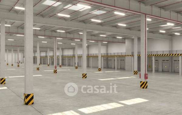 Capannone in commerciale in 