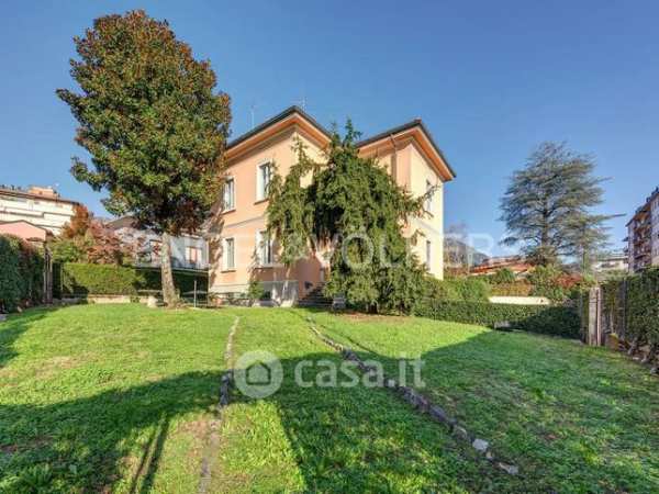 Villa in residenziale in Via Giacomo Leopardi