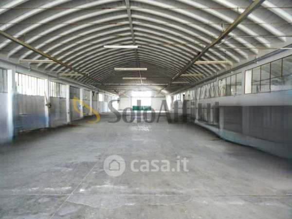Capannone in commerciale in 