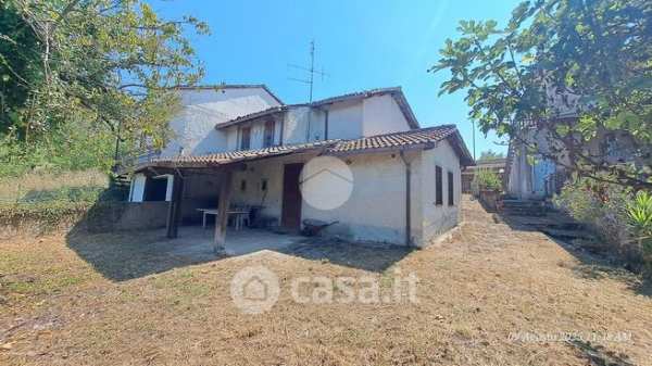 Casa bi/trifamiliare in residenziale in Via Ceccano 100