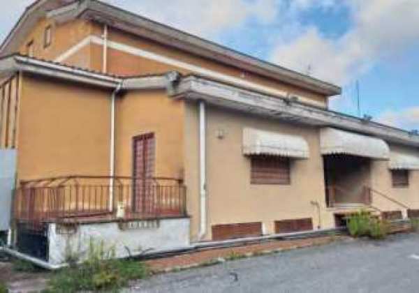 Ufficio in commerciale in Via Appia Vecchia