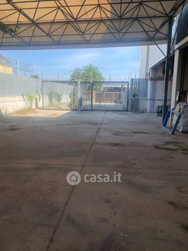 Capannone in commerciale in Via della Bella Villa