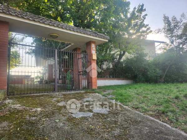 Casa bi/trifamiliare in residenziale in 
