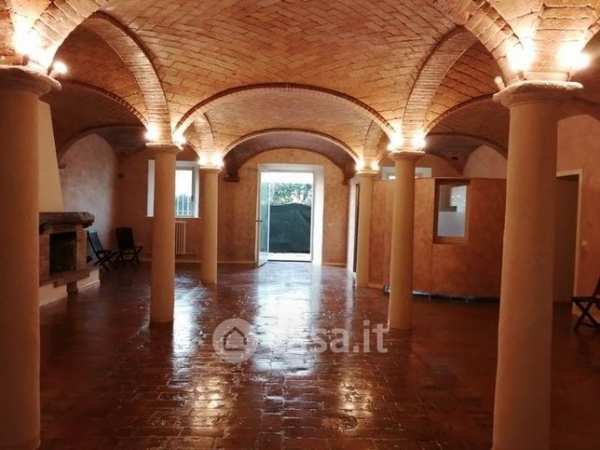 Casa bi/trifamiliare in residenziale in 