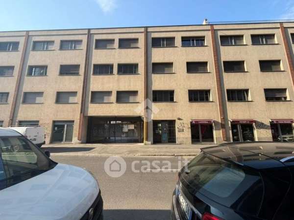 Box/posto auto in residenziale in Via Enrico Cosenz 22