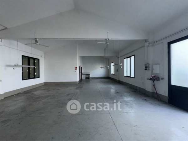 Capannone in commerciale in 