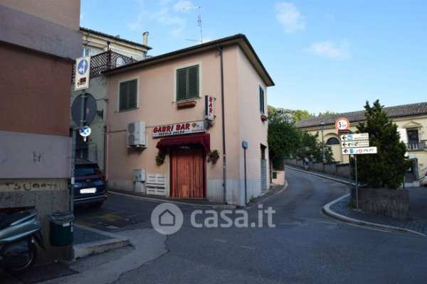 Attivitã /licenza (con o senza mura) in commerciale in Via San Francesco d'Assisi 12