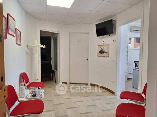 Ufficio in commerciale in 
