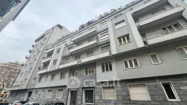 Negozio/locale commerciale in commerciale in Via Francesco Petrarca 30