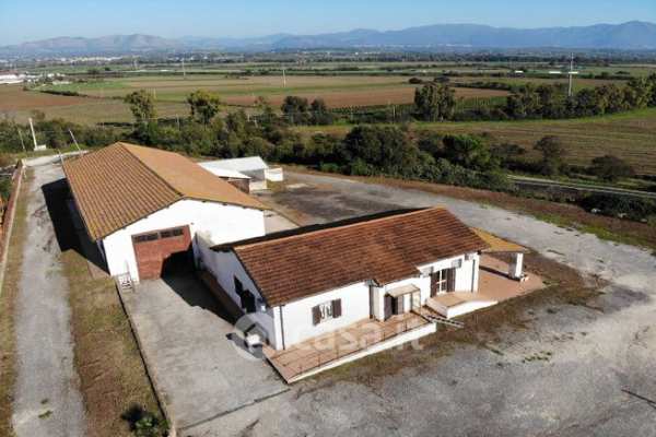 Capannone in commerciale in Via Milano