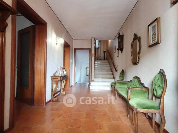 Casa indipendente in residenziale in 