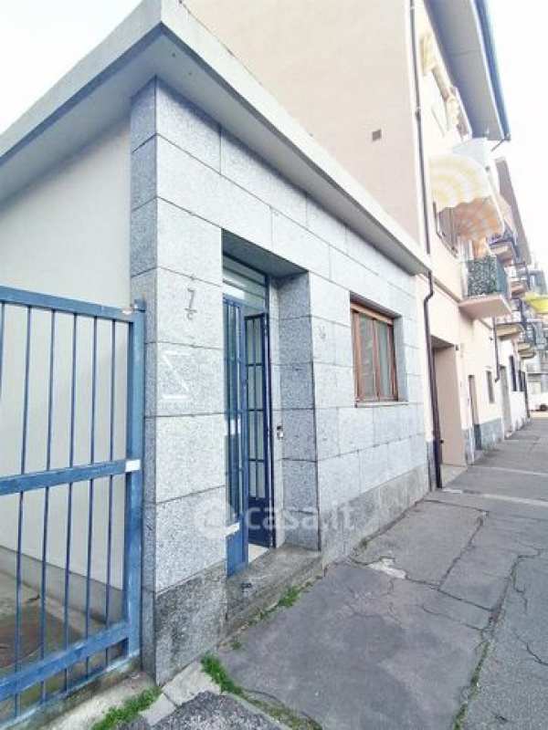 Capannone in commerciale in Via Saverio Mercadante 7