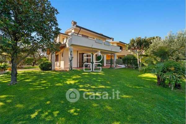 Villa in residenziale in 