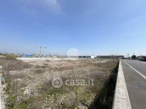 Capannone in commerciale in Via Valenca 1