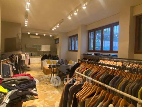 Ufficio in commerciale in Via Stromboli 18