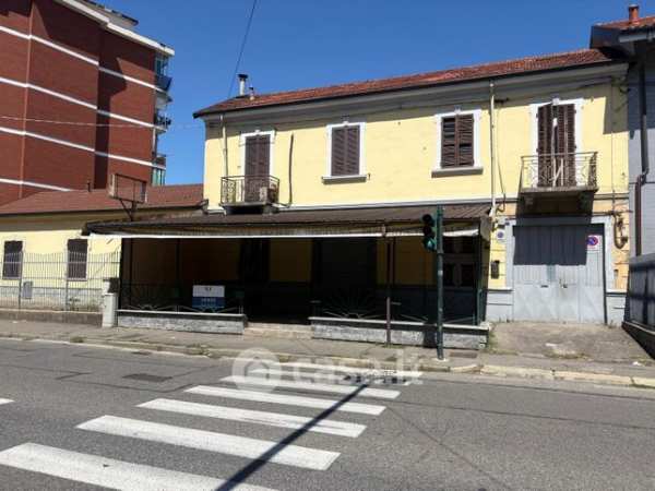 Negozio/locale commerciale in commerciale in Via G. Amati 165 A