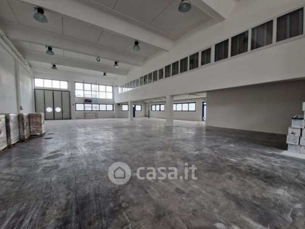 Capannone in commerciale in Via Mercadante