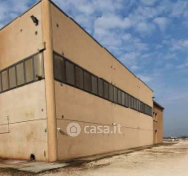Capannone in commerciale in Via Abetone Brennero Nord 19