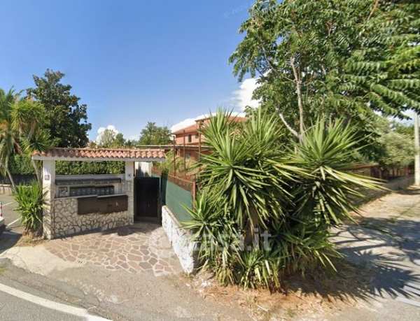 Casa bi/trifamiliare in residenziale in Via Valle dell'Aniene