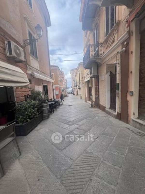 Attivitã /licenza (con o senza mura) in commerciale in Via Italia
