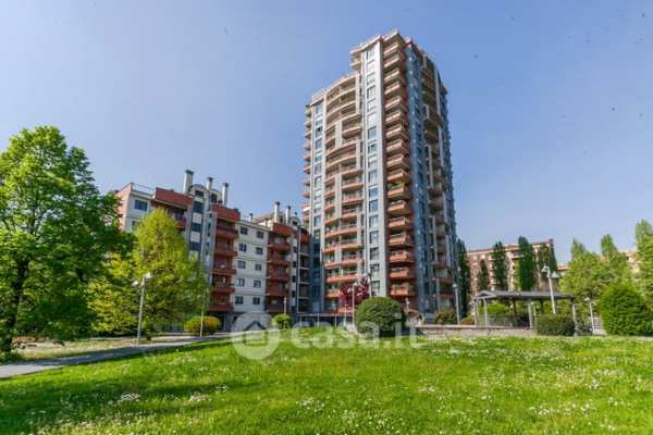 Negozio/locale commerciale in commerciale in Viale Giovanni Suzzani 18