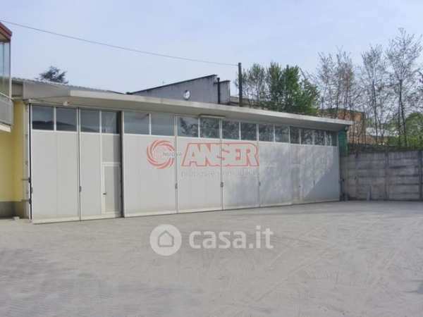 Capannone in commerciale in 