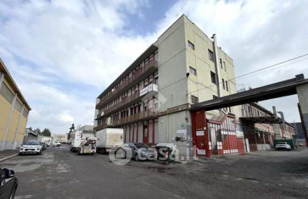 Capannone in commerciale in Via Giuseppe Massari 240