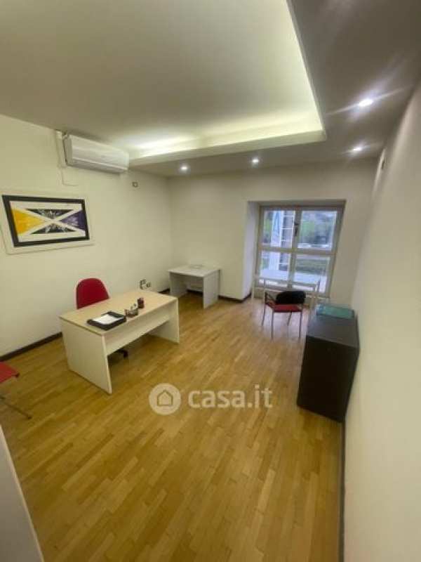 Ufficio in commerciale in Via dei Tigli 1