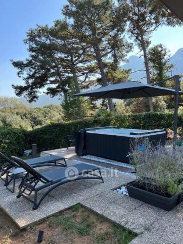 Casa bi/trifamiliare in residenziale in Strada Lungomare