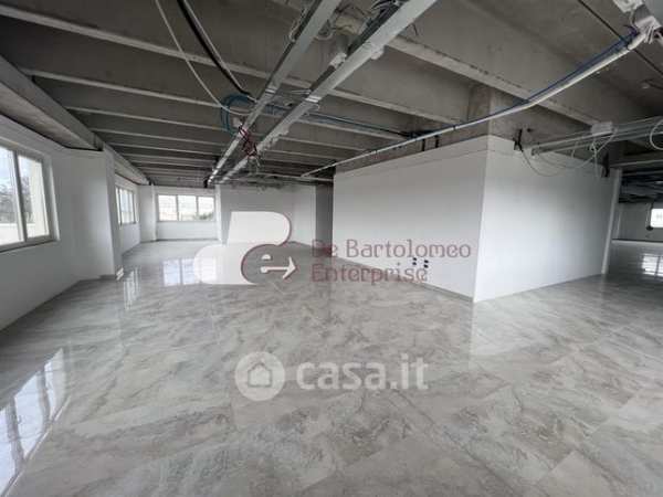 Capannone in commerciale in Via Francesco Corrente