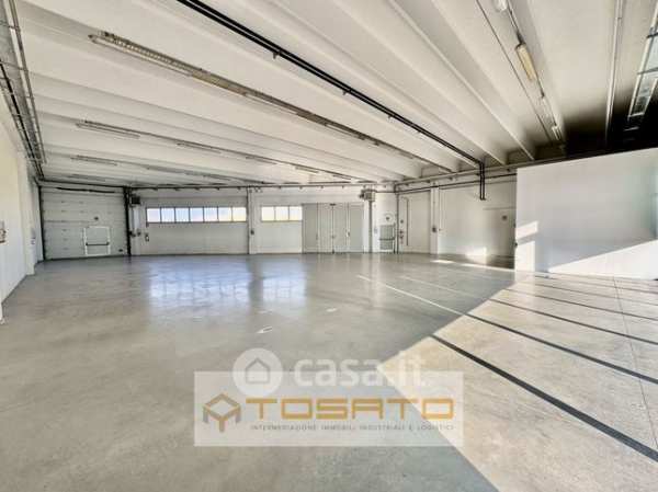 Capannone in commerciale in 