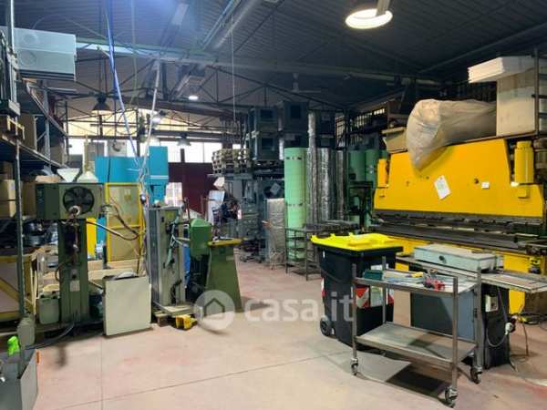 Capannone in commerciale in Via Gioele Solari