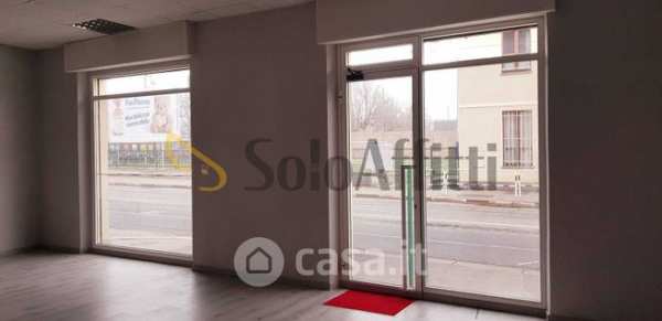 Negozio/locale commerciale in commerciale in Via Passo Buole 79