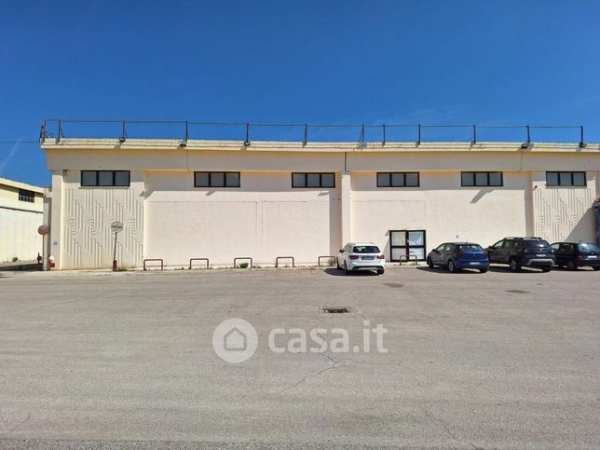Capannone in commerciale in Via de Iannatro
